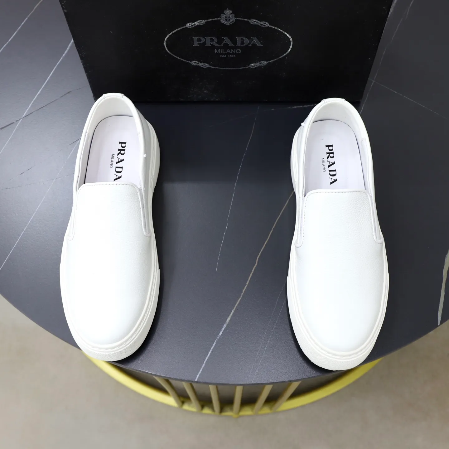 Ex-factory price: 420💰🙅‍♂️🙅‍♂️🙅‍♂️ Brand: PRADA Standard code: 38–44 (45 can be customized) Grade: Same as the official website Material: Original cowhide fabric Comfortable pigskin lining Lightweight wear-resistant outsole Style category: Men's fashionable casual shoes and boots Running sports shoes Distinguished luxury brand elements Top luxury Color: actual picture color